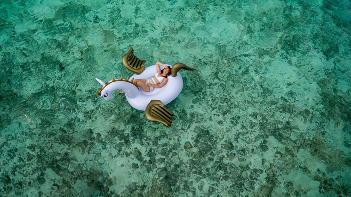 Photographie de vacances sur une bouée licorne gonflable